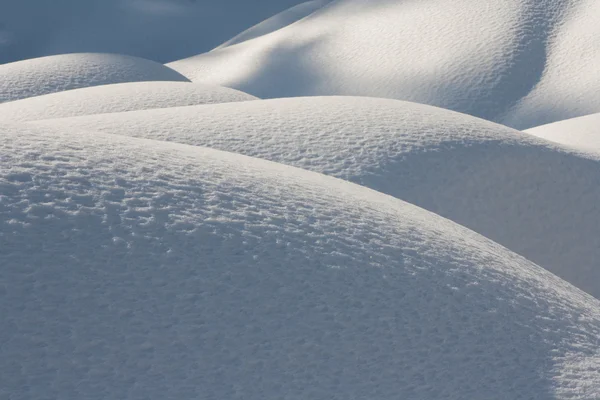 Sneeuw heuvels in een zonnig weer — Stockfoto