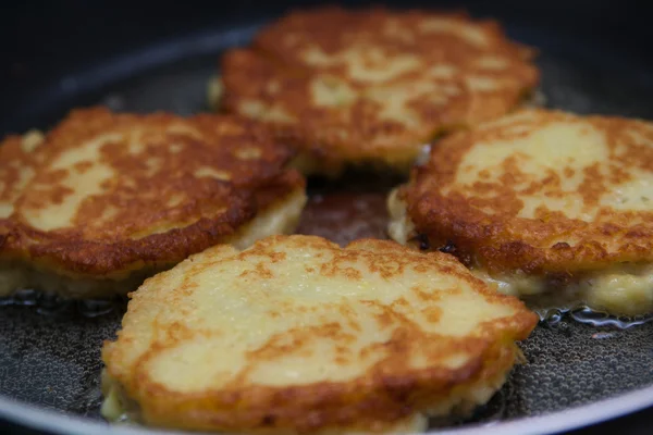 Panqueca em uma panela de ato de fritar no Belarusian — Fotografia de Stock