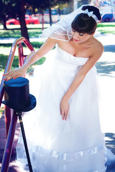 Brunette bride in the park — Stock Photo, Image