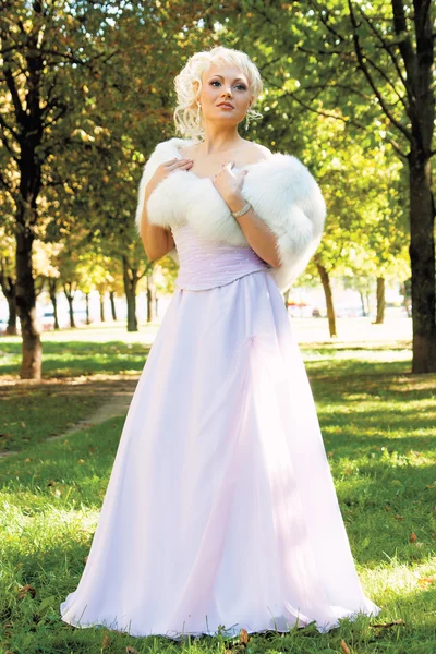 Pretty bride outdoor — Stock Photo, Image