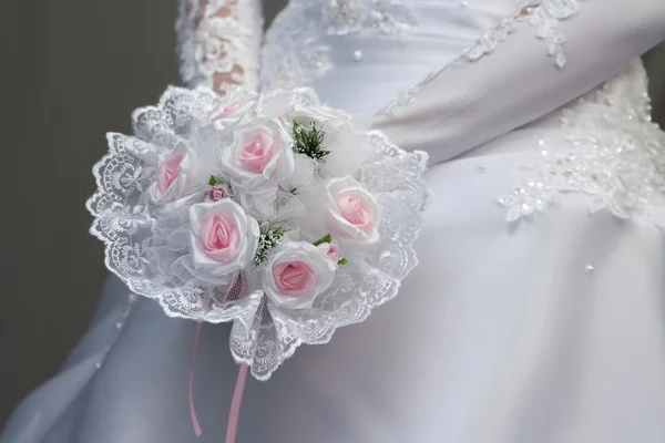 Noiva com flores rosadasbuquê — Fotografia de Stock