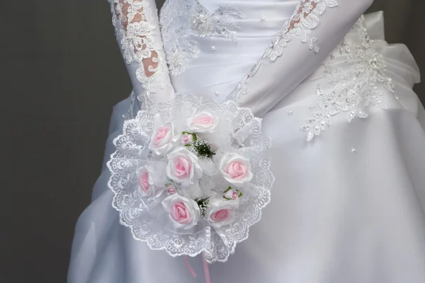 ピンクのバラの花束を花嫁 — ストック写真