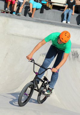 Motorcu skatepark üzerinde