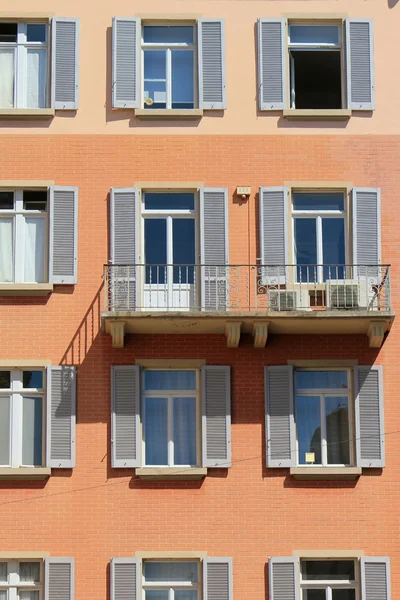 Façade d'un immeuble à Lugano, Suisse — Photo