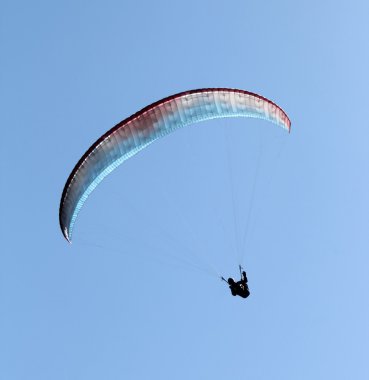 Gökyüzündeki paraglider