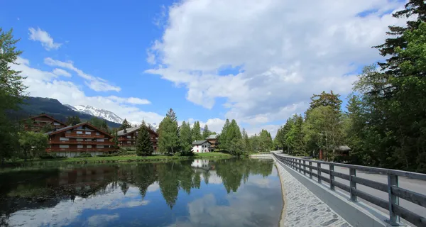 Casas e lago branco em Crans Montana, Suíça — Fotografia de Stock