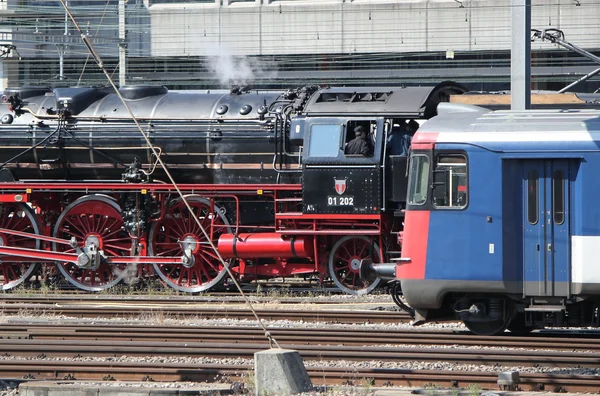 Gamla och moderna lokomotiv — Stockfoto