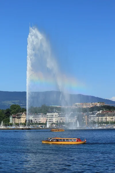 Fuente de agua y botes "mouette" en el lago de Ginebra, Ginebra, Suiza —  Fotos de Stock