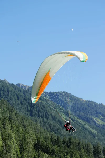 滑翔伞串联在夏蒙尼，法国 — 图库照片