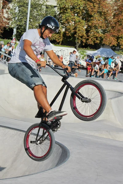 Motorkář na zbrusu nové skate park, Ženeva, Švýcarsko — Stock fotografie