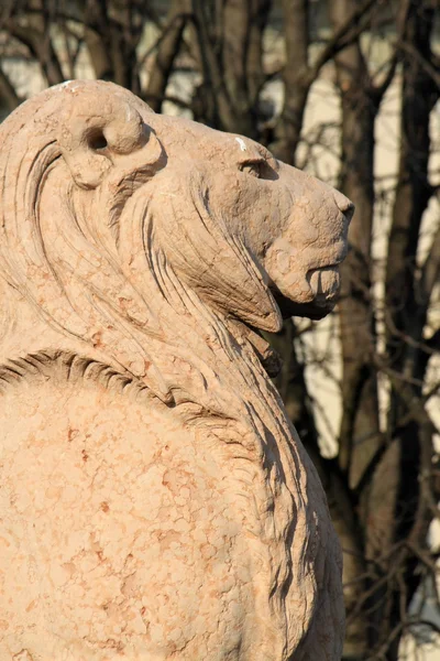 Leão que guarda o monumento de Brunswick, jardim de Alpes, Genebra, Switzerla — Fotografia de Stock