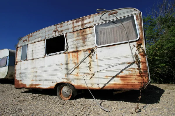 Dusty abandonned old caravan — Stockfoto