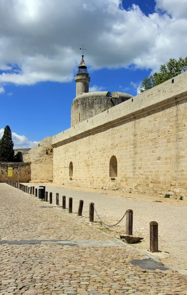 Muralla de fortificación y torre de Constanza en Aigues-Mortes, Cama — Foto de Stock