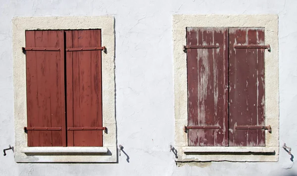 Nová malovaná a staré okenice — Stock fotografie
