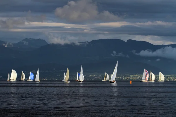 Segling till solnedgången — Stockfoto