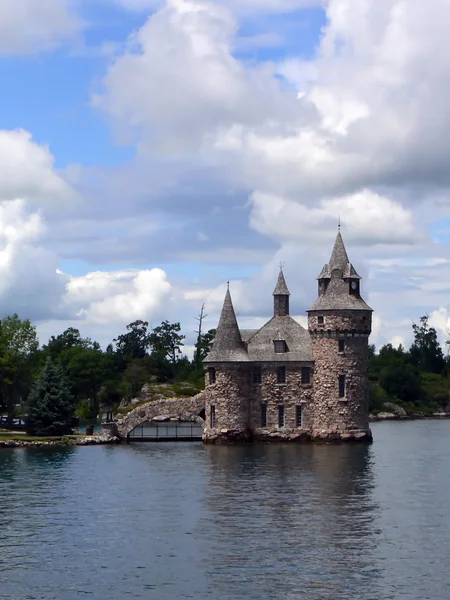 Moc dům na jezeře ontario, Kanada — Stock fotografie