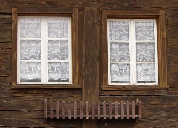 Деревянные окна — стоковое фото