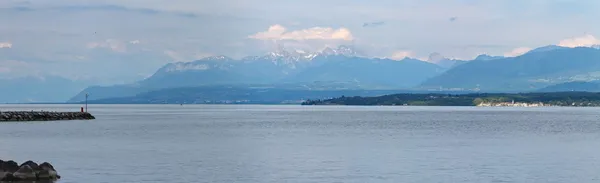 Lago de Ginebra y montaña de los Alpes, Suiza — Foto de Stock