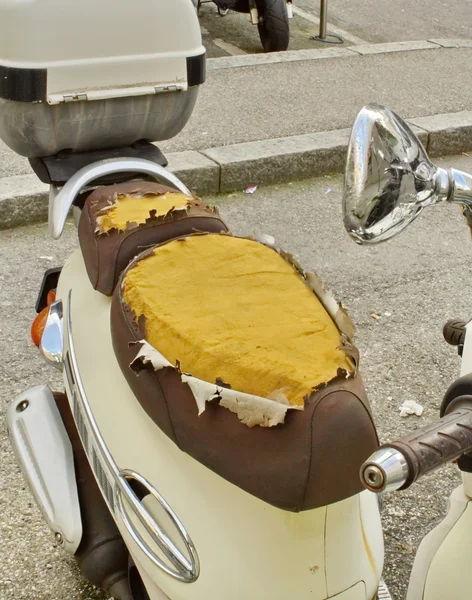 Damaged seat of scooter — Stock Photo, Image