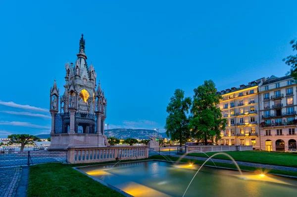 Пам "ятник Брунсвіку вночі, Женева, Швейцарія, ХДР — стокове фото
