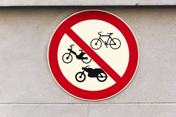 Sinal de proibição para bicicletas, bicicletas, motos e motos — Fotografia de Stock