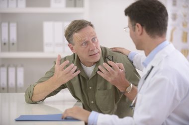 Doktor korkmuş hastayla konuşuyor