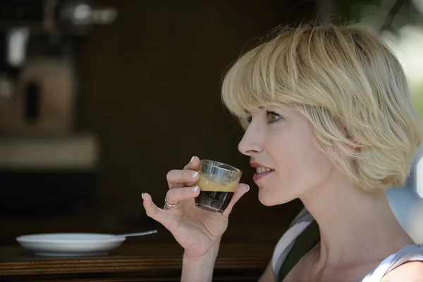 Mulher fazendo uma pausa para o café — Fotografia de Stock