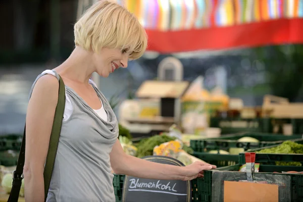 Mulher comprando legumes no mercado do agricultor — Fotografia de Stock