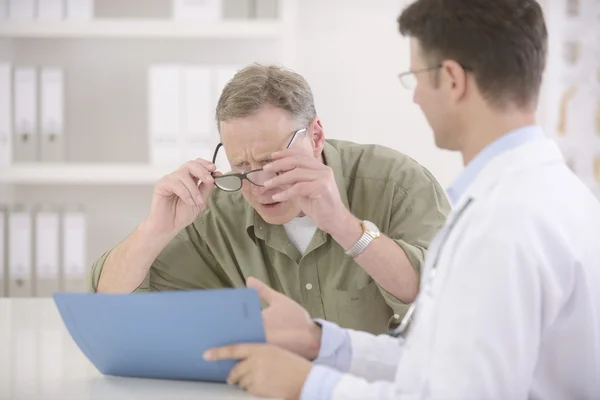 Medico che mostra i risultati al paziente miope — Foto Stock