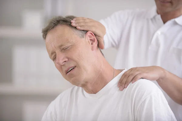 Chiropractie: Chiropractor doen nek aanpassing — Stockfoto