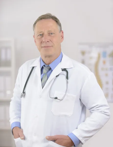 Porträt eines reifen Arztes — Stockfoto