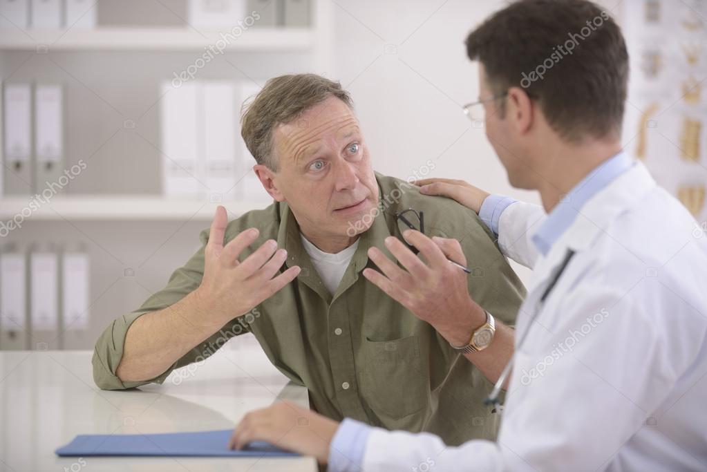 Накаченные доктор и пациент