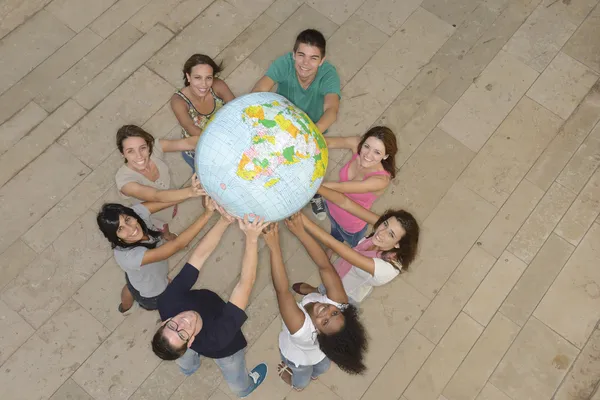 Grupo multirracial de exploração do Globo da Terra — Fotografia de Stock