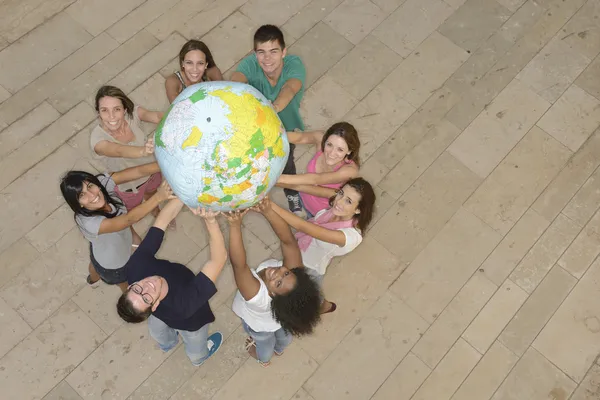 Grupo multirracial de la celebración del globo terrestre —  Fotos de Stock