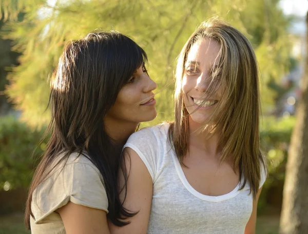 Lesbienne fille câlin sa copine — Photo