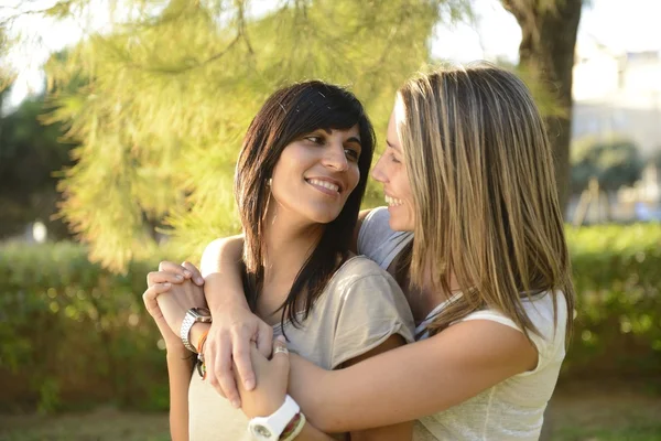 Lesbisches Paar umarmt — Stockfoto
