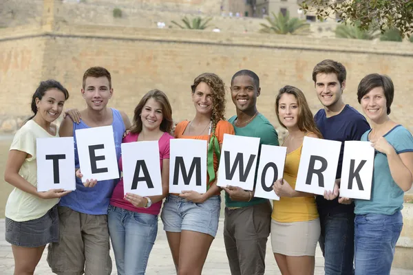 Gruppe junger Menschen mit Teamwork-Zeichen — Stockfoto