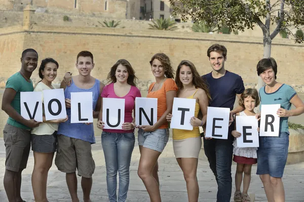 Feliz y diverso grupo de voluntarios — Foto de Stock