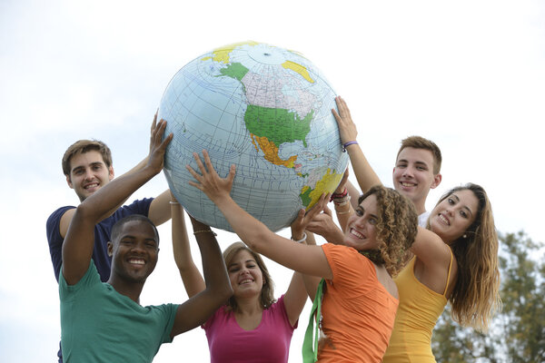 Группа молодых людей держит земной шар
