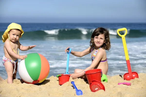 Gyerekek játszó játékszerek, homokban beach — Stock Fotó