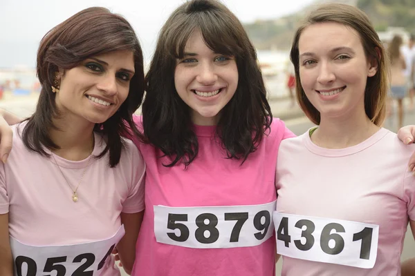 Câncer de mama corrida de caridade: Mulheres em rosa — Fotografia de Stock