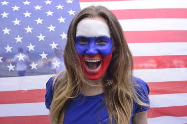 Kuzey Amerikalı kadın fan bağırıyor