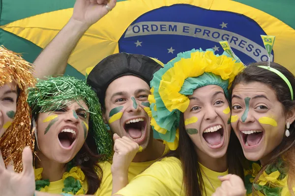 Grupo de felizes fãs brasileiros de futebol — Fotografia de Stock