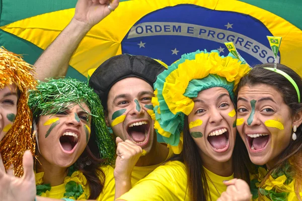 Grupo de felizes fãs brasileiros de futebol — Fotografia de Stock