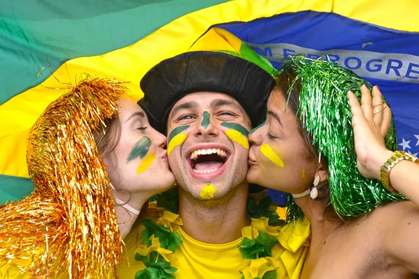 Grupa fanów szczęśliwy brazylijskiej piłki nożnej — Zdjęcie stockowe