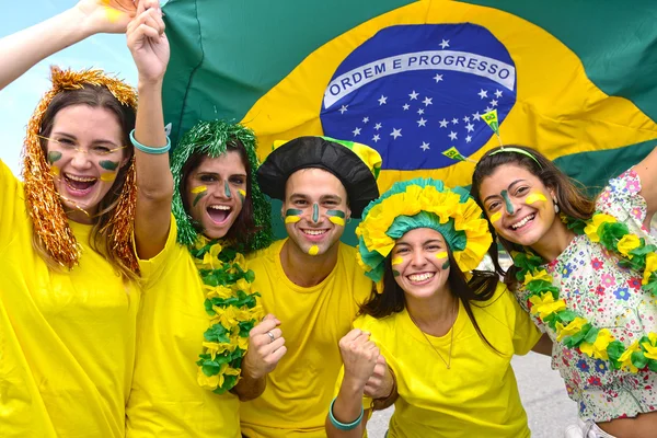 Grupo de aficionados al fútbol brasileño feliz —  Fotos de Stock