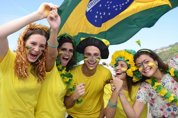 Grupo de aficionados al fútbol brasileño feliz — Foto de Stock