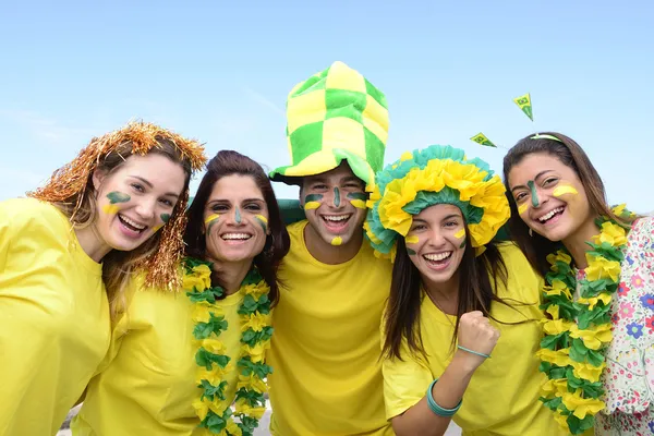 Happy brazilian soccer fans commemorating victory — Stock Photo, Image