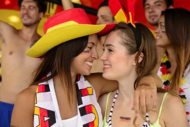 Alman lezbiyen futbol taraftarları neredeyse birbirlerini kutlama öpüşme
