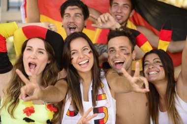 Bir grup coşkulu Alman futbol fanatiği zaferi kutluyor..
